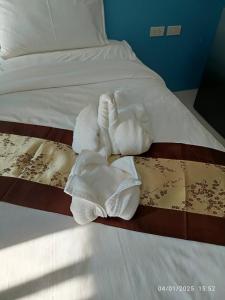 Postel nebo postele na pokoji v ubytování The Answer Hotel