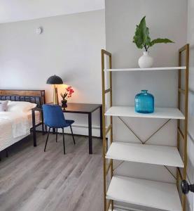 Ένα ή περισσότερα κρεβάτια σε δωμάτιο στο Elegant Retreat Where Relaxation Embraces Design +2 φωτογραφίες