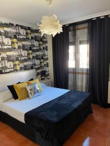 Giường trong phòng chung tại Apto en Urbanizacion Isla de Ons con garaje, piscina y vistas al mar