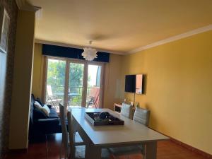 TV/trung tâm giải trí tại Apto en Urbanizacion Isla de Ons con garaje, piscina y vistas al mar