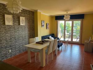 Khu vực ghế ngồi tại Apto en Urbanizacion Isla de Ons con garaje, piscina y vistas al mar