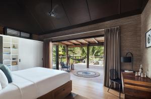 Кровать или кровати в номере Six Senses Fiji