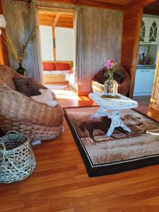 克利翁Cabaña en Quellón的客厅配有桌子和两把椅子