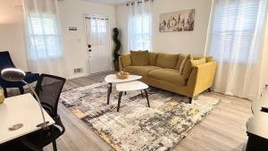 Ruang duduk di Studio A- Travel, work and play only minutes away