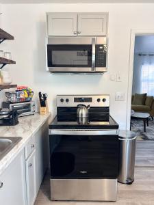 Dapur atau dapur kecil di Studio A- Travel, work and play only minutes away