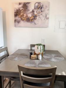 Ruang duduk di Studio A- Travel, work and play only minutes away
