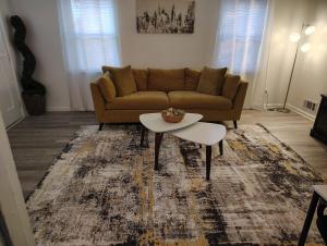 Ruang duduk di Studio A- Travel, work and play only minutes away