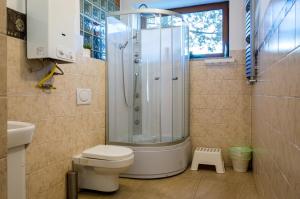 カトヴィツェにあるKatoHostelのバスルーム(シャワー、トイレ付)