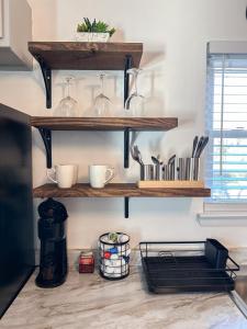 Dapur atau dapur kecil di Studio A- Travel, work and play only minutes away