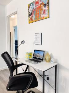 Televisyen dan/atau pusat hiburan di Studio A- Travel, work and play only minutes away