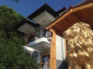 a statue of a lion on the side of a building at Amore Hotel Teki̇rova in Tekirova