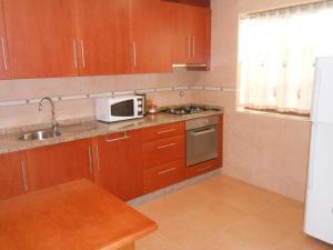 a small kitchen with a sink and a microwave at Pála dos Mouros in Geres