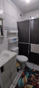 ein Badezimmer mit Toilette, Dusche und Waschbecken in der Unterkunft Casa em Tramandaí in Tramandaí