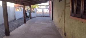 ein leerer Flur eines Gebäudes mit einem Fenster in der Unterkunft Casa em Tramandaí in Tramandaí