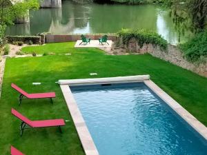 Bazén v ubytování Maison familiale près du Zoo de la Flèche avec piscine chauffée, jardin et cheminée - FR-1-410-377 nebo v jeho okolí