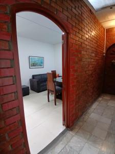 una pared de ladrillo con un arco en la sala de estar en Apartamento NUEVO en el Centro de Palmira Apto 2, en Palmira