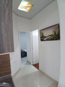 baño con lavabo y tragaluz en el techo en Apartamento NUEVO en el Centro de Palmira Apto 2, en Palmira