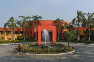 una fuente frente a un edificio con palmeras en Hotel Terranova, en Coatzacoalcos