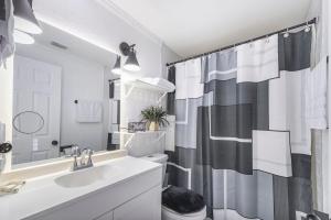 Ένα μπάνιο στο St Augustine Home 3 bdr PetFriendly Fully Fenced Backyard +36 φωτογραφίες