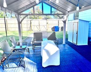 Χώρος καθιστικού στο St Augustine Home 3 bdr PetFriendly Fully Fenced Backyard