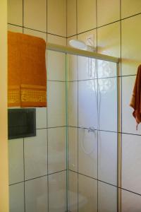 a shower with a glass door in a bathroom at Chácara Itaqueri Ambar in São Pedro +15 photos
