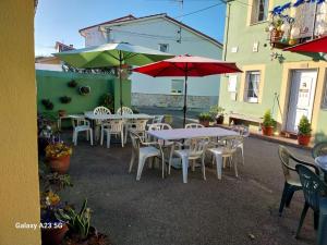 Ein Restaurant oder anderes Speiselokal in der Unterkunft Apartamentos Casa Carola 