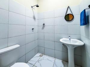 a bathroom with a sink and a toilet and a mirror at Vila Imper Host Itz - Apês com Wi-fi I A/C a 5 min. do Imperial Shopping in Imperatriz +58 photos