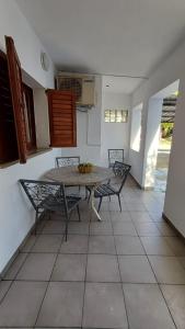 ein Esszimmer mit einem Tisch und zwei Stühlen in der Unterkunft Los Luises - Departamentos Céntricos in Mina Clavero