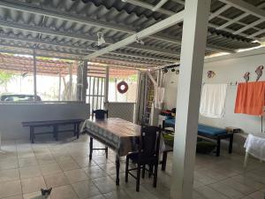 a dining room with a table and a cat in a room at Casa de praia em Jairi Ilhéus BA O valor é da casa toda in Ilhéus +12 photos