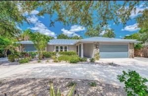 サラソタにあるEnchanted & peaceful Oasis 10 min away from one of the most beautiful beaches in the World Siesta keyの大白い家