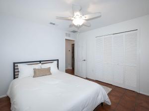 サラソタにあるEnchanted & peaceful Oasis 10 min away from one of the most beautiful beaches in the World Siesta keyの白いベッドと天井ファンのある寝室 +17枚の写真