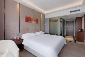 大面镇Home Inn Paibaiyun Hotel Chengdu Longquanyi Normal University Modern Garden Branch的酒店客房,设有一张白色大床 更多6张照片