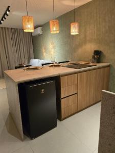 eine Küche mit einer Theke mit Spüle und Geschirrspüler in der Unterkunft Casulo Milagres in São Miguel dos Milagres