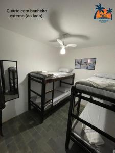 a room with two bunk beds and a table at Hospedaria Monterrey - Entre Hortolândia e Monte Mor in Monte Mor