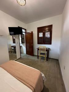 Ένα ή περισσότερα κρεβάτια σε δωμάτιο στο Vila Lua Aparts - Apartamento 6