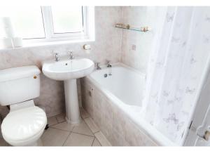 Ένα μπάνιο στο Spacious 3 bed family home with garden +5 φωτογραφίες