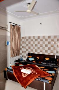 阿姆利則的住宿－Asha Guest House，一张床上的毯子,放在房间里
