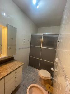 Koupelna v ubytování Casa 150m da Praia Martim de Sá