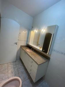 Koupelna v ubytování Casa 150m da Praia Martim de Sá + 5 fotografií