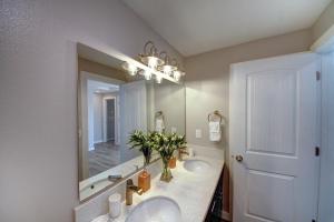 une salle de bain avec deux lavabos et un grand miroir dans l'établissement Oceanfront Arch Cape Home with Hot Tub, à Arch Cape 21 autres photos