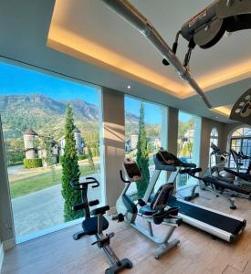 CampsonにあるBlue Sky Khao Kho Castell Condo 922のジム(カーディオ機器、大きな窓付)
