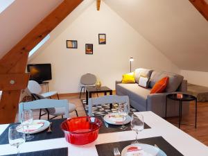 ein Wohnzimmer mit Sofa und Tisch in der Unterkunft Appartement cosy rénové près de Chartres - FR-1-581-147 in Le Boullay-Thierry