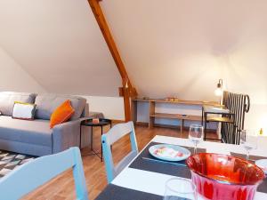 ein Wohnzimmer mit Tisch und Couch in der Unterkunft Appartement cosy rénové près de Chartres - FR-1-581-147 in Le Boullay-Thierry