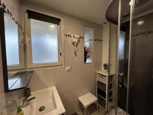 un baño con lavabo y ducha en T2 avec jardin, terrasse et Wifi à 1km des Thermes - FR-1-541-156, en La Roche-Posay 6 fotos más