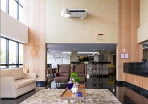 a living room with a couch and a table at SkyHome Flats Palmas - Cosmopolitan Home & Office in Palmas