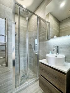 un baño con lavabo y ducha en City & Ponsonby Center Side 2 BDR Townhouse vs AC, en Auckland 22 fotos más