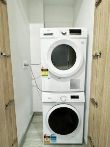 un horno microondas sobre una lavadora en City & Ponsonby Center Side 2 BDR Townhouse vs AC, en Auckland
