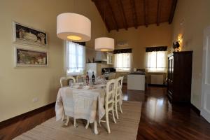 Kuchyň nebo kuchyňský kout v ubytování Tenuta La Cà + 13 fotografií