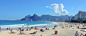 um grupo de pessoas numa praia perto do oceano em Rio Spot Ipanema C011 no Rio de Janeiro