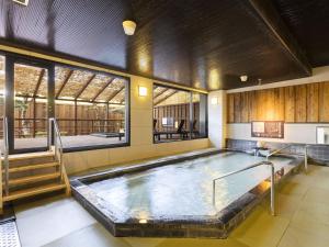 Bazén v ubytování Ooedo Onsen Monogatari Shima Saichoraku nebo v jeho okolí